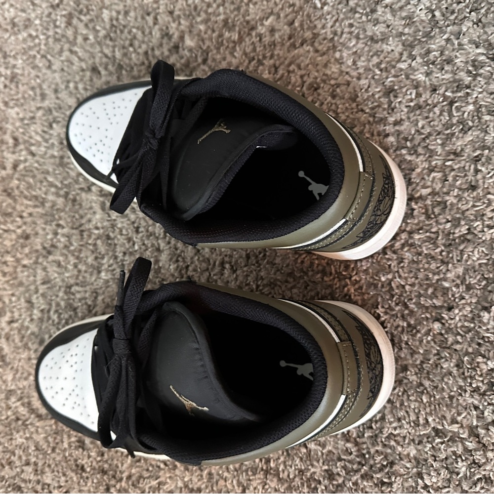 Jordan Boys Black and White Sneakers - Picture 3 of 8